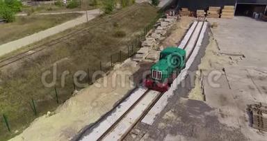 小火车头在森林里沿着铁路行驶，火车的运动是从无人机上拍摄的。 这就是